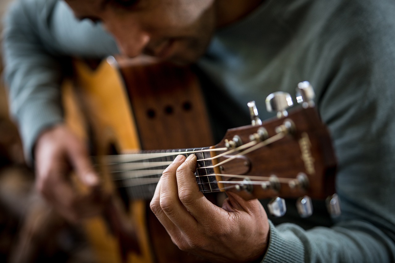 Struny do gitary akustycznej – rodzaje i ich zastosowanie