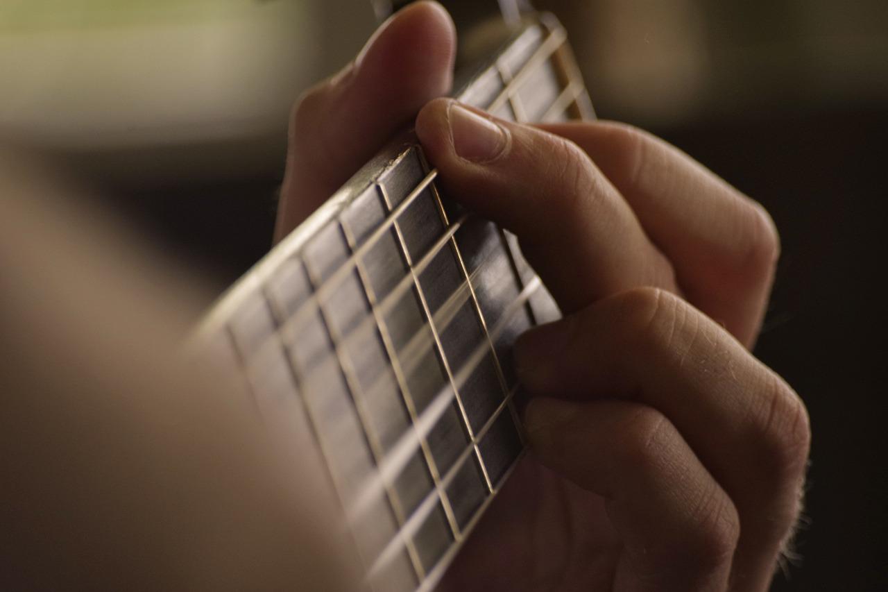 Jak grać na gitarze bezpieczniej dla dłoni i palców